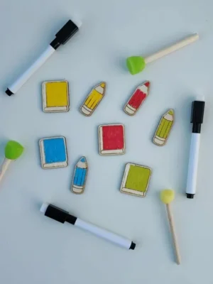 Jetons en bois sur le thème scolaire accompagnés de feutres et tampons éducatifs