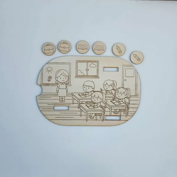Insert en bois gravé représentant une salle de classe avec maîtresse et élèves, accompagné de jetons éducatifs