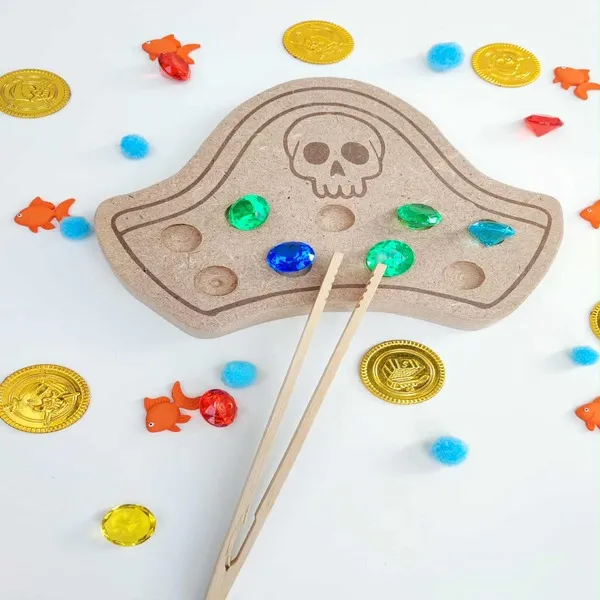 Chapeau pirate en bois avec pierres précieuses colorées et pince de motricité fine