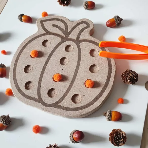 Plateau citrouille en bois avec pompons oranges et pince pour activité sensorielle d’automne