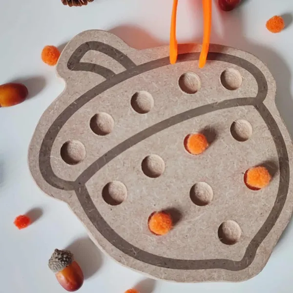Jeu Montessori en bois en forme de gland avec pompons pour motricité fine et activité sensorielle d’automne