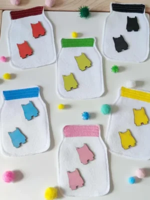 Jeu de tri Montessori avec pots en feutrine et figurines en bois colorées assorties