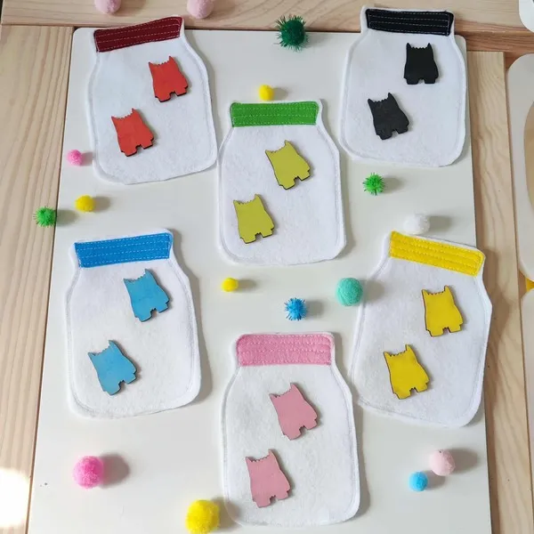 Jeu de tri Montessori avec pots en feutrine et figurines en bois colorées assorties