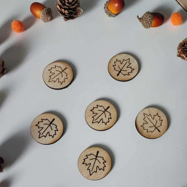 Jetons ronds en bois gravés de feuilles d’érable pour activité sensorielle d’automne Montessori
