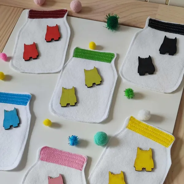 Jeu de tri des couleurs avec pots en feutrine et figurines en bois assorties