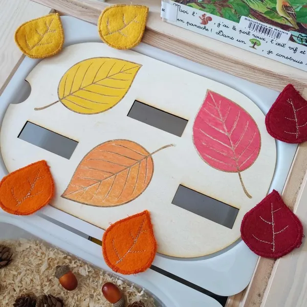 Plateau d’activité en bois sur le thème de l’automne avec feuilles colorées en feutrine à insérer