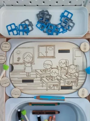 Insert en bois Montessori sur le thème de la classe avec jetons cartable, livre et crayon, utilisé avec accessoires éducatifs