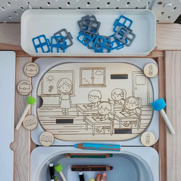 Insert en bois Montessori sur le thème de la classe avec jetons cartable, livre et crayon, utilisé avec accessoires éducatifs