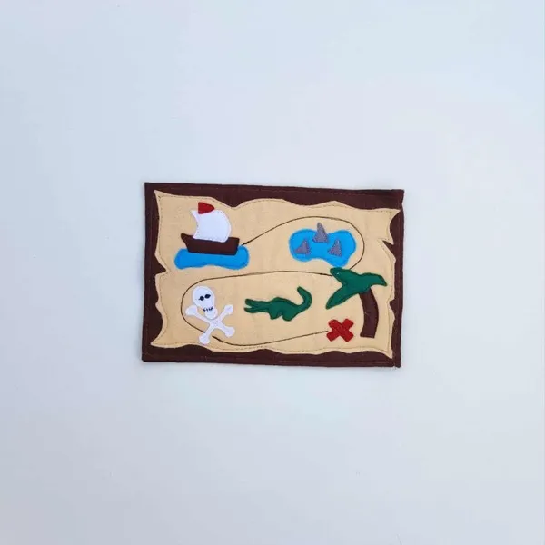 Carte au trésor pirate en feutrine avec bateau, crocodile, palmiers et crâne