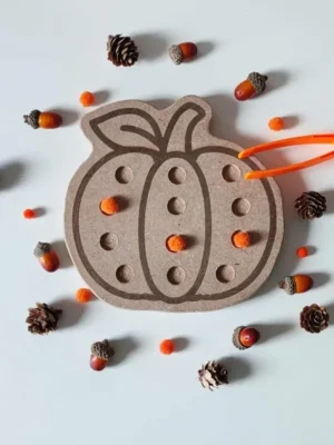 Plateau en forme de citrouille pour activité Montessori d’automne avec pompons et pince de motricité fine