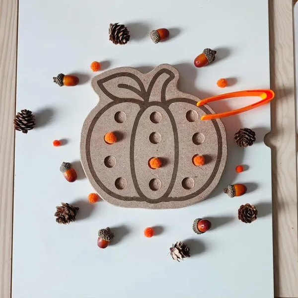 Plateau en forme de citrouille pour activité Montessori d’automne avec pompons et pince de motricité fine