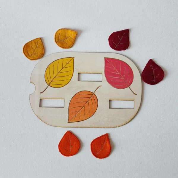 Plateau sensoriel en bois sur le thème de l’automne avec feuilles colorées en feutrine à insérer