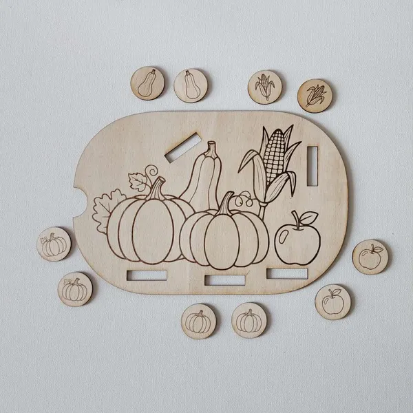 Plateau en bois thème automne avec légumes gravés et jetons assortis pour activité sensorielle Montessori