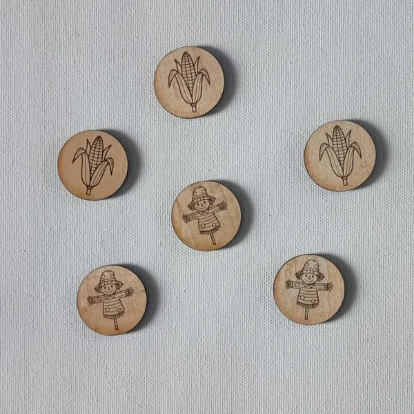 Jetons en bois gravés de maïs et d’épouvantails pour activités éducatives sur l’automne