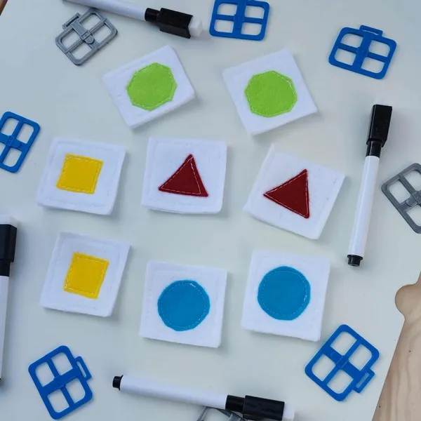Cartes éducatives en feutrine avec formes géométriques colorées pour activités Montessori