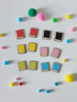 Jetons éducatifs en bois en forme de livres colorés accompagnés de pompons sensoriels pour activités Montessori