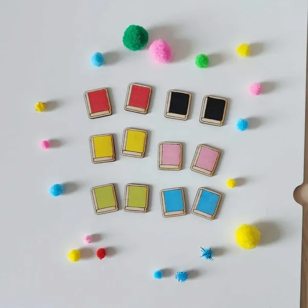 Jetons éducatifs en bois en forme de livres colorés accompagnés de pompons sensoriels pour activités Montessori