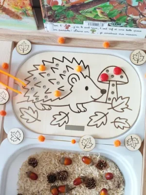 Plateau Montessori en bois hérisson avec champignon et jetons colorés pour activité sensorielle d’automne