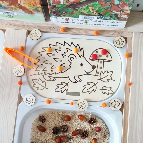 Plateau Montessori en bois hérisson avec champignon et jetons colorés pour activité sensorielle d’automne