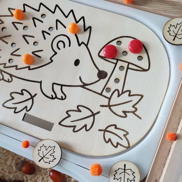 Plateau sensoriel en bois hérisson avec champignon et jetons colorés pour activité Montessori d’automne