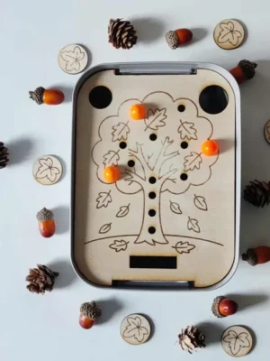 Plateau éducatif en bois représentant un arbre avec jetons orange – activité sensorielle Montessori sur le thème de l’automne