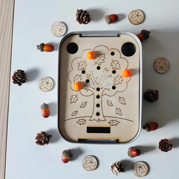 Plateau éducatif en bois représentant un arbre avec jetons orange – activité sensorielle Montessori sur le thème de l’automne