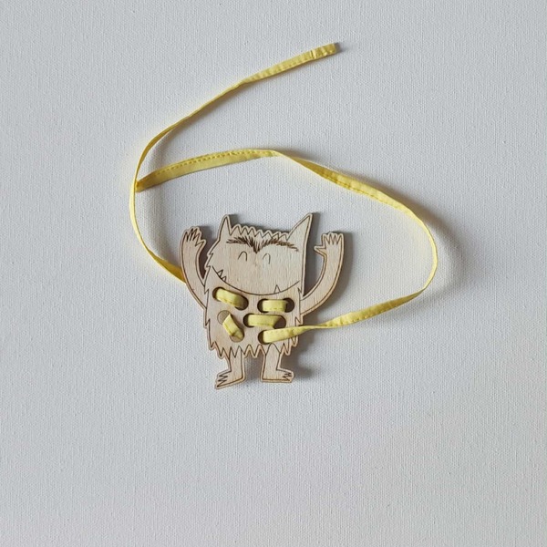 Carte à lacer en bois en forme de monstre pour développer la motricité fine des enfants