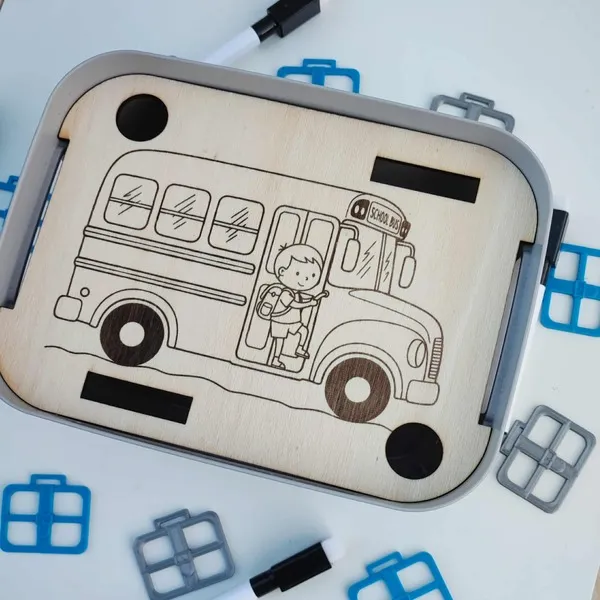 Insert bus scolaire en bois gravé pour activité éducative Montessori