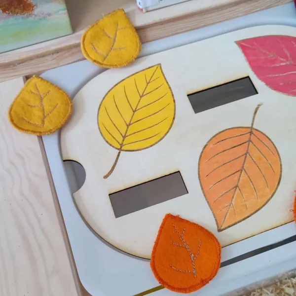 Plateau d’activités en bois sur le thème de l’automne avec feuilles en feutrine à insérer