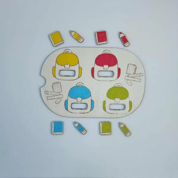 Insert éducatif en bois avec quatre cartables colorés et jetons d’école assortis à insérer