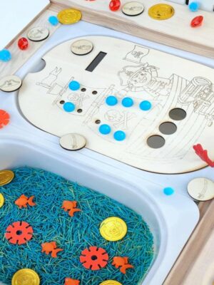 Insert pirate en bois avec bateau gravé, jetons et accessoires sensoriels dans bac trofast