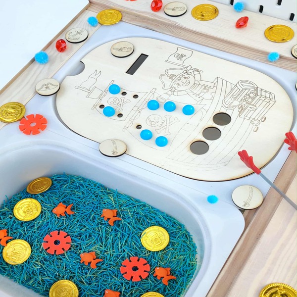 Insert pirate en bois avec bateau gravé, jetons et accessoires sensoriels dans bac trofast