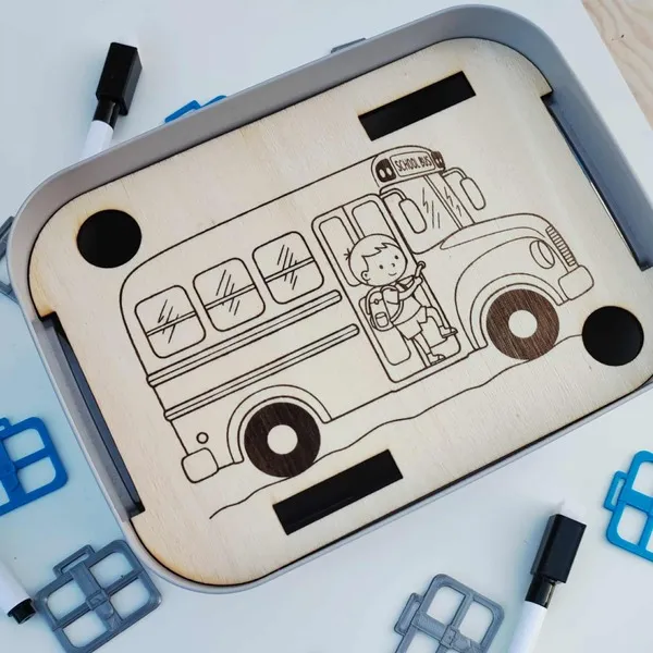 Insert en bois bus scolaire Montessori avec gravure enfant et accessoires éducatifs