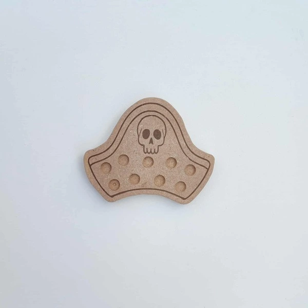 Chapeau de pirate en bois gravé avec tête de mort