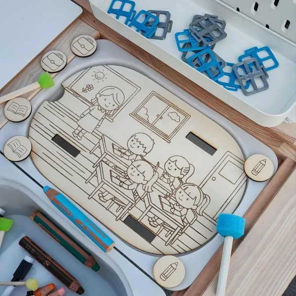 Insert Montessori en bois sur le thème de l’école avec jetons cartable, livre et crayon disposés autour