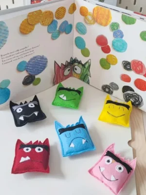 Activité autour des émotions avec des coussins monstres en feutrine colorée inspirés d’un livre jeunesse
