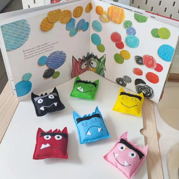 Activité autour des émotions avec des coussins monstres en feutrine colorée inspirés d’un livre jeunesse