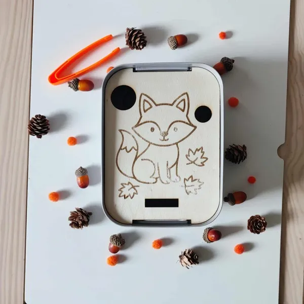 Plateau sensoriel en bois avec renard et feuilles d’automne pour activités Montessori