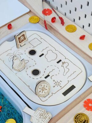 Insert en bois hème pirate pour bac Trofast ikea avec carte au trésor gravée et jetons éducatifs