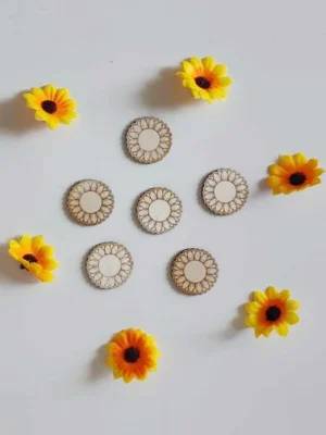 Jetons tournesol en bois brut non colorés, entourés de fleurs décoratives jaunes