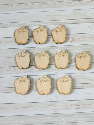 Jetons en bois en forme de poivron gravé pour jeux éducatifs et activités sur les fruits et légumes