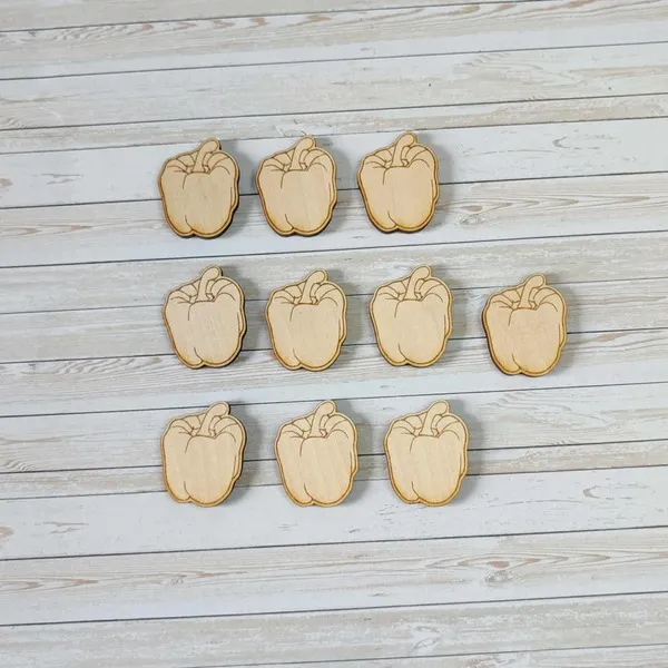 Jetons en bois en forme de poivron gravé pour jeux éducatifs et activités sur les fruits et légumes