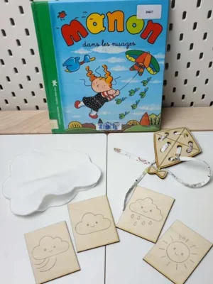 Activité sensorielle autour de la météo avec cartes en bois gravées, nuage en feutrine et cerf-volant à lacer inspirée du livre pour enfants « Manon dans les nuages »