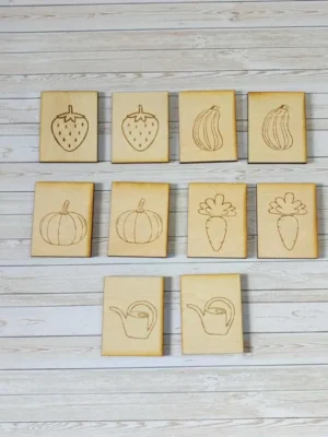 Jeu de mémoire en bois gravé sur le thème du potager avec fraises, courgettes, citrouilles, carottes et arrosoirs