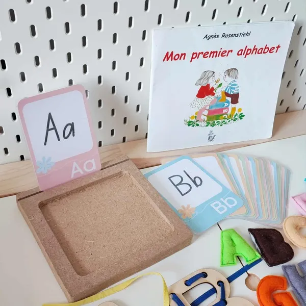 Cartes éducatives des lettres A et B avec support en bois et livre “Mon premier alphabet” pour activité d’apprentissage Montessori