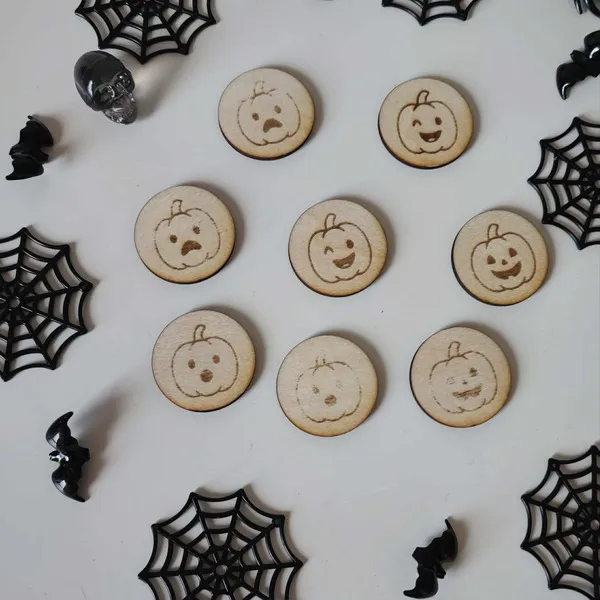 Jetons citrouilles en bois gravés avec différentes émotions pour activité Halloween