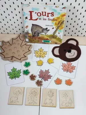 Atelier automnal inspiré du livre “L’ours et les feuilles” avec plateau de motricité fine, cartes de feuilles colorées et cartes en bois gravées