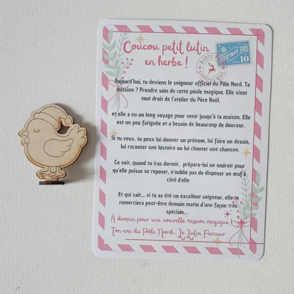 Carte mission du lutin farceur avec une poule magique en bois et message imprimé sur fond clair