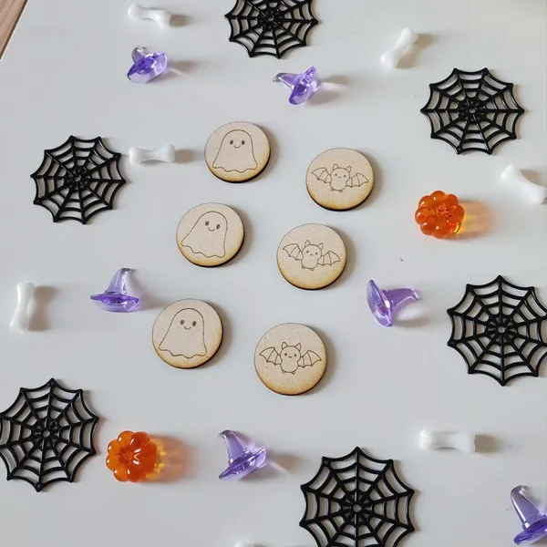 Jetons en bois gravés Halloween avec fantômes et chauves-souris pour activités Montessori