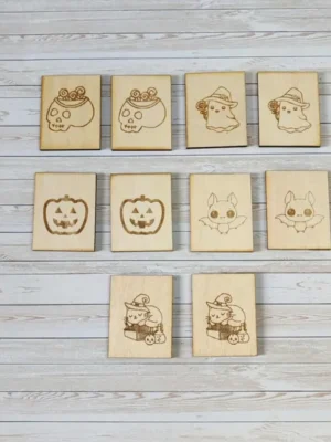 Jeu de mémoire en bois gravé sur le thème d’Halloween avec citrouilles, fantômes, chauves-souris et chats magiques